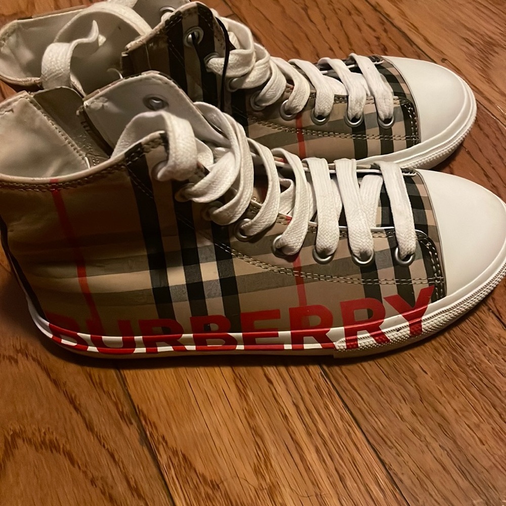 Authentic Burberry plaid sneaker size 33(1 1/12) kids